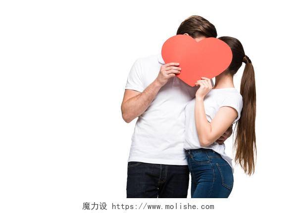 对年轻的夫妇拥抱和拿着红色的心上七夕520情人节214情人节